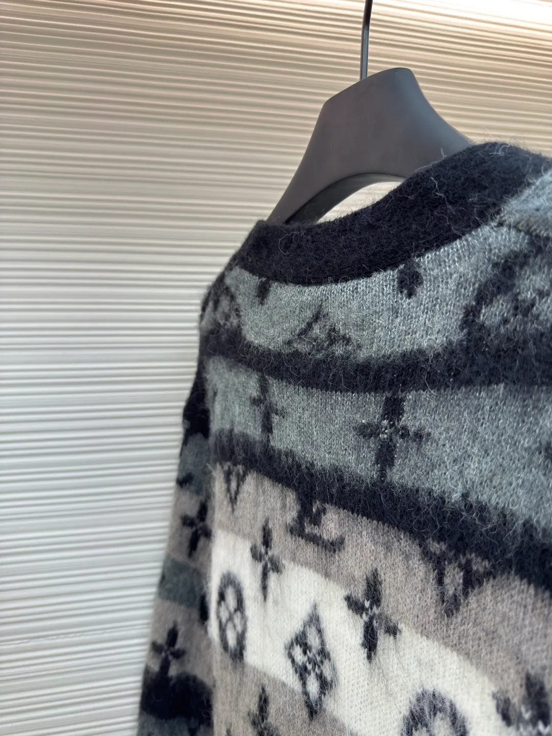 LOUIS VUITTON gradient mohair cardigan ●Original version: Purchased and developed by 15989 ●Item number: 1680803-C75 ●Fabric: mohair fabric ●Technology: knitting ●Version: loose fit ●Weight: about 685 grams ●Size: XS-S-M-L ●Description: Custom-woven mohair 67% + nylon 28% + sheep wool 5% yarn, purchased rich and finely ground mohair, imported Stoll weaving, full body alignment and stripe stitching, with black and white gray tones to highlight the full Monogram For the pattern, the mohair has been washed and naturally milled. After the shirt is woven, you need to manually remove the dotted lines that hang the hair, draw the knots and sew them. After sewing, wash and iron them to shape, then remove the clamps and catch the hair, wash it after catching it, and finally catch the hair again to achieve the same wool feel and effect as ZP. The process is very complicated. The overall wiring is straight and delicate, the fabric is comfortable and soft, and the color is consistent without color difference. It can be matched with the same style to create a fashionable look and control various occasions. Customized accessories, complete with three standards, same style for men and women!